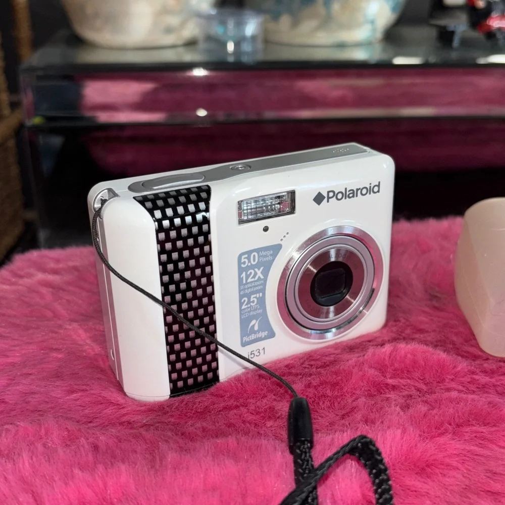 EUC POLAROID i531 digital camera. Resolution: 5.0 megapixels Z